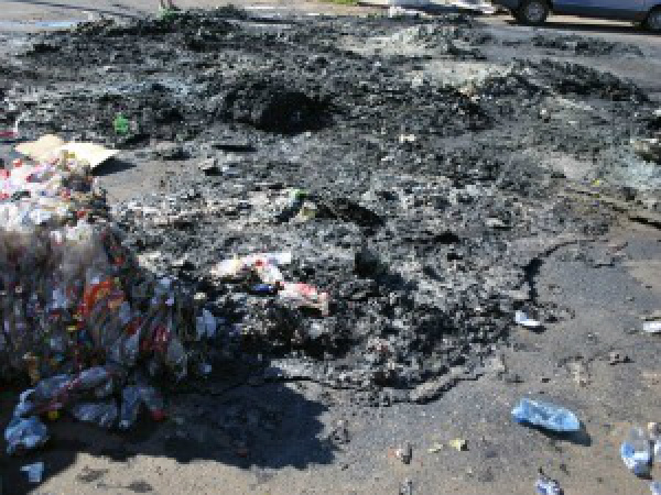 Sem viatura, bombeiros demoram uma hora para controlar fogo em MS Bombeiros ainda não sabem causa do incêndio
(Foto: Sandro de Almeida/JornaldaNova)