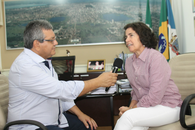 Prefeita recebeu o diretor do Perfil News em seu gabinete e gravou entrevista em vídeo, falando sem rodeios sobre as críticas que vem recebendo nas mídias sociais e de alguns órgãos de imprensa (Foto: Nelson Roberto) 