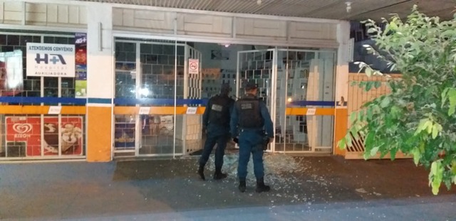 Assaltante invade farmácia, se assusta com alarme e sai sem levar nada Polícia chegou rápido, mas assaltante já havia fugido. Foto recebida pelo Whatsapp