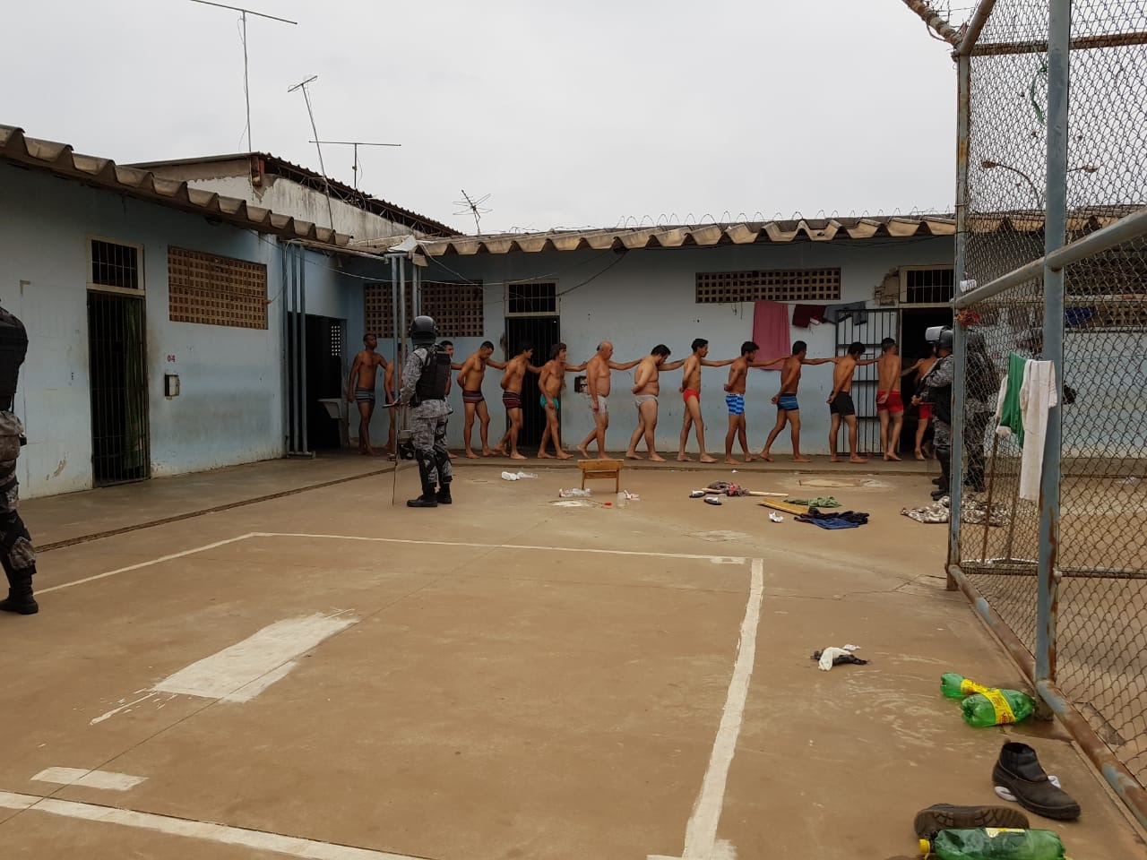 Presos foram retirados das celas para que vistoria fosse realizada. (Foto: Divulgação/Polícia Militar).  