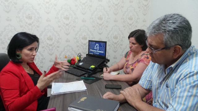 Processos trabalhistas caem mais de 50% no Brasil desde a implantação da reforma A advogada Rozana Gomes em entrevista ao Perfil News. Fotos: Márcia Héllen