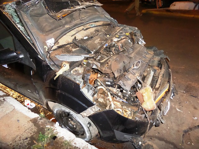 Acidente envolvendo três veículos é registrado no centro Fiesta ficou destruído com o impacto (Foto: Celso Daniel/Perfil News)