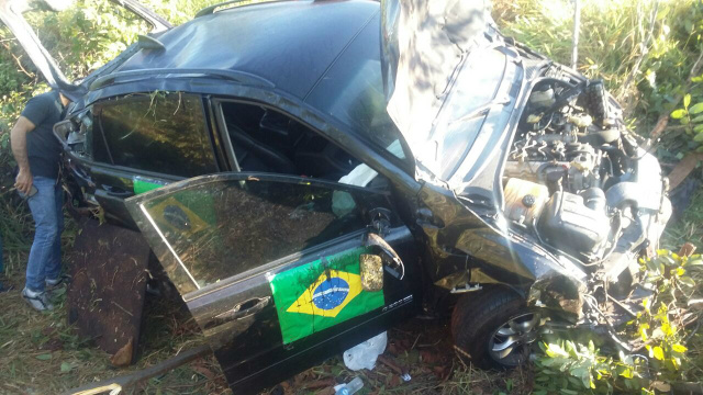 Após desviar do andarilho o condutor perdeu o controle do veiculo que capotou várias vezes ficando completamente destruído (Foto: Divulgação/Perfil News)  