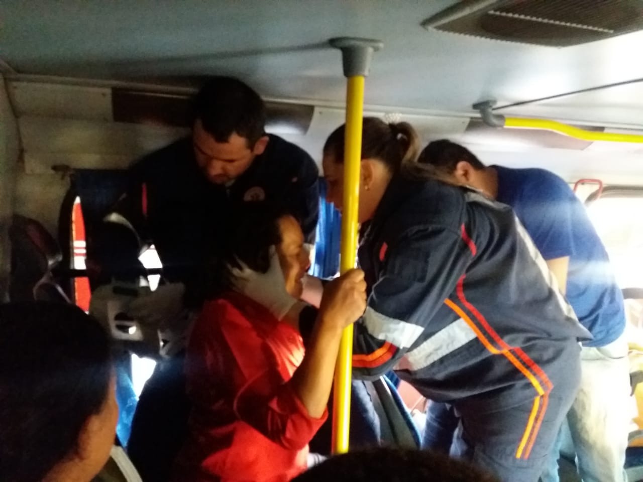 Em Três Lagoas, passageira é socorrida pelo Samu após ônibus passar por lombada A equipe do Samu teve que entrar no ônibus para socorrer a vítima. (Fotos: Lucas Gustavo/Perfil News).