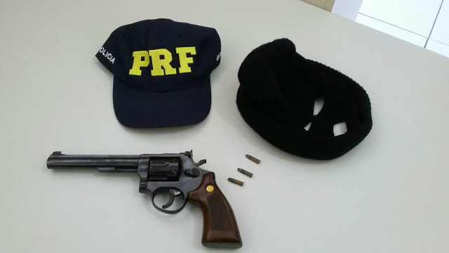 PRF prende em Três Lagoas, motorista com touca ninja e arma de fogo Os objetos estavam em posse do motorista que não tem porte de arma. (Foto: Assessoria)