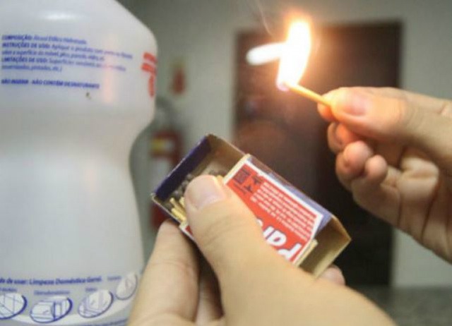 Mulher tem 80% do corpo queimado em acidente doméstico O álcool, por ser altamente inflamável, não deve estar próximo à churrasqueira no momento em que é acendida para evitar acidentes (Foto: Divulgação)