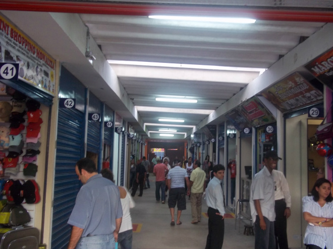 Venda ilegal no shopping popular de Três Lagoas Muitas pessoas realizam compras no Shopping Popular diariamente