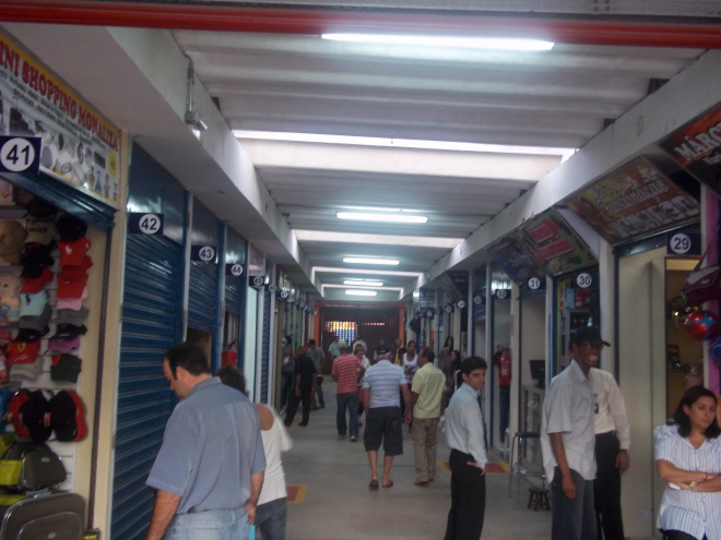 Muitas pessoas realizam compras no Shopping Popular diariamente