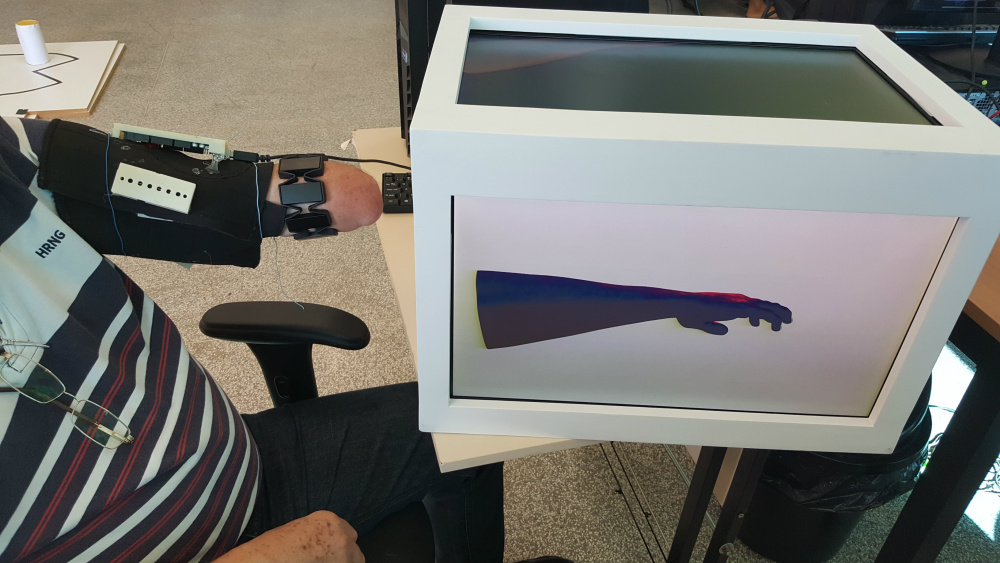 Estudante do IFMS apresenta prótese sensível em feira nos Estados Unidos O protótipo simula o uso da prótese robótica. (Foto: Assessoria)