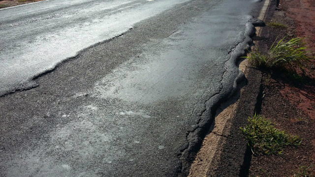 DE acordo com informações de testemunhas, um dos motivos que podem ter levado o condutor a vir preder o controle do veiculo foi esse desnível do asfalto, provavelmente provocado por carretas com excesso de carga (Foto: Divulgação/Perfil News)