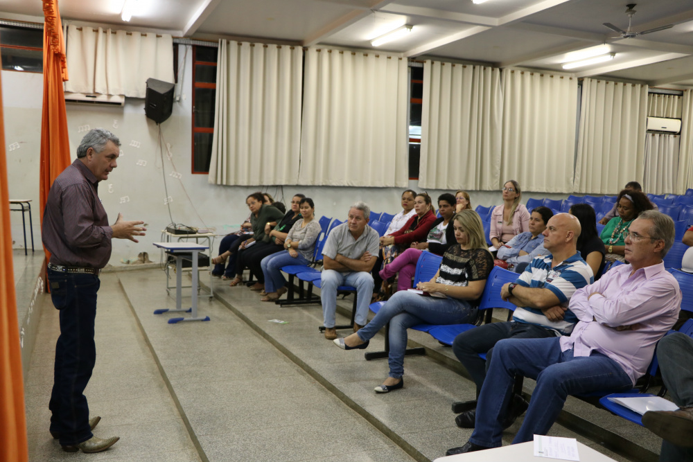 Deputado Guerreiro se reúne com diretores de Aquidauana e Anastácio por melhorias na educação dos municípios Os diretores e coordenadores aprovaram a sugestão e, de imediato, criaram uma comissão com 7 diretores, sendo 5 de Aquidauana e 2 de Anastácio. (Foto: Assessoria)