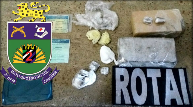 Traficante é preso com maconha, crack e cocaína em Três Lagoas Os policiais encontraram mais drogas na residência do traficante. (Foto: Assessoria)
