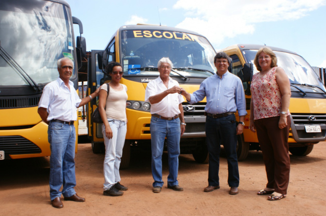 Prefeito de Brasilândia entrega chave do novo ônibus escolar Prefeito entrega a chave aos integrantes do DMER
Foto: Assessoria de Comunicação