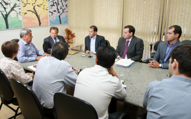 A reunião contou também com a presença do suplente de deputado federal, Akira Otsubo, além de representantes da Secretaria de fazenda do Estado
Foto: Assessoria