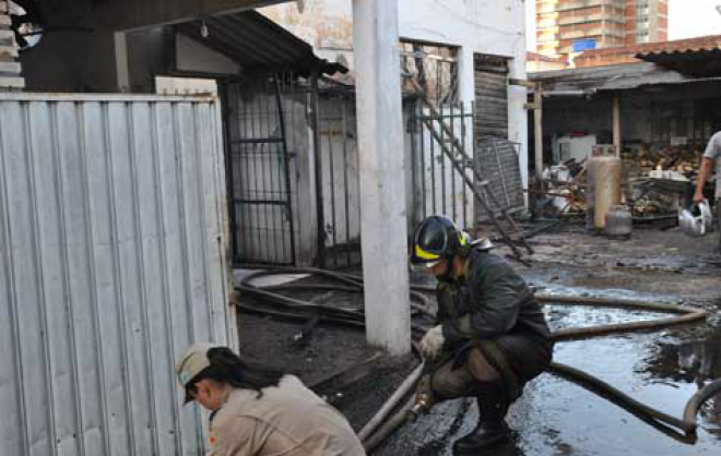 Incêndio destrói parte de padaria na Capital Padaria atingida pelo fogo
Foto: Midia Max