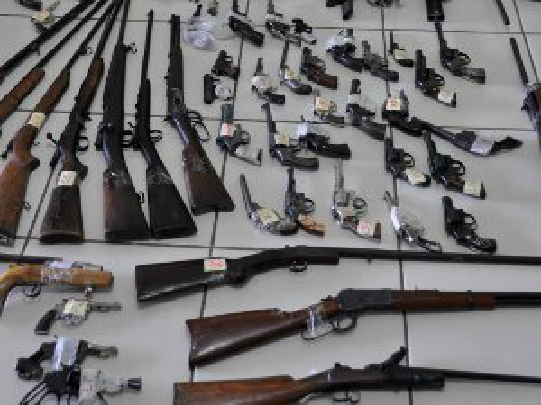 Polícia rodoviária recolhe 72 armas na campanha do desarmamento em MS Armas recolhidas pela PRF em MS na campanha
do desarmamento em 2011
Foto: Divulgação/PRF