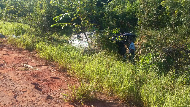 Ao capotar várias vezes, o veiculo caiu em uma valeta ficando escondido pela vegetação e os ocupantes só foram retirados do local após mais de 3 horas de espera (Foto: Divulgação/Perfil News)