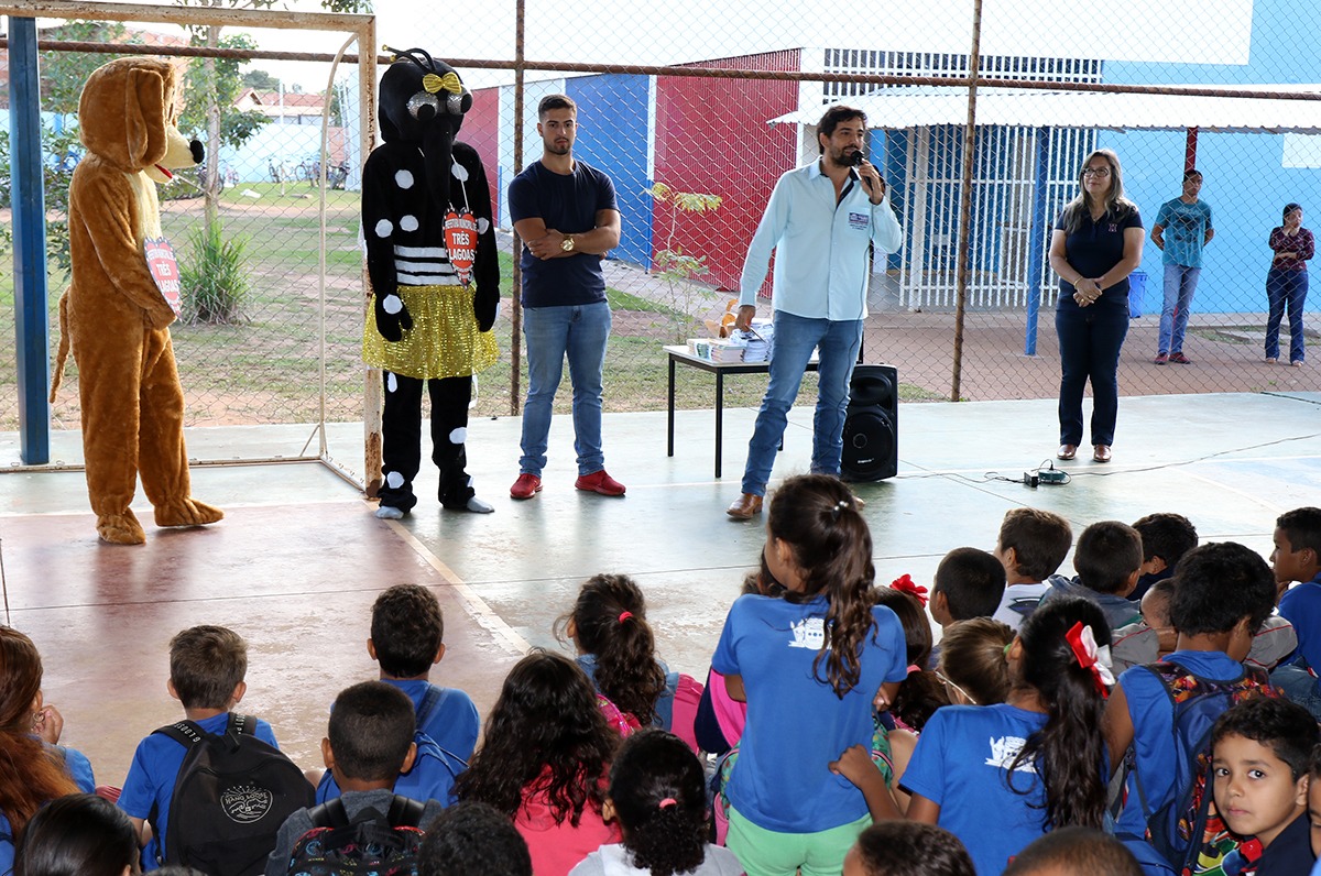 Equipe do CCZ orienta crianças e adolescentes sobre Leishmaniose e cuidados com a saúde dos animais Foto: Divulgação