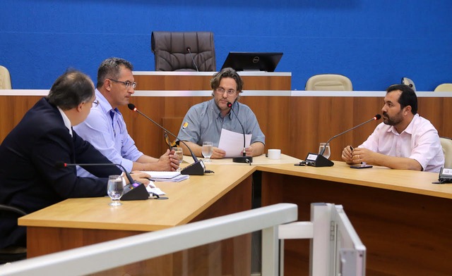 Comissão da Câmara começa apuração sobre sucateamento de ônibus “amarelinhos” Os vereadores professor Flodoaldo e Marcus Bazé tomaram o depoimento do secretário municipal de Administração, Gilmar Tabone, na quinta-feira (16), para esclarecimentos sobre os fatos denunciados ao Ministério Público Estadual (Foto/Assessoria)