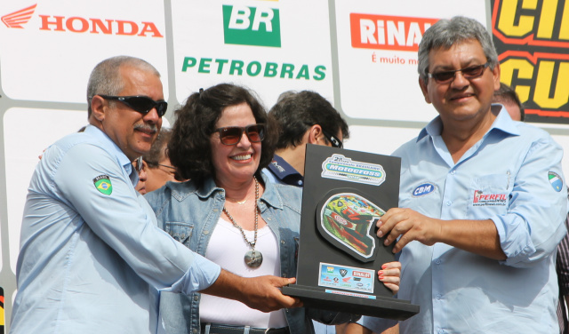 Abertura do Campeonato Brasileiro de Motocross será em Três Lagoas Prefeita Marcia Moura com os dois organizadores da prova, novamente não mediu esforços para apoiar a realização do evento em Três Lagoas (Assessoria de Comunicação)