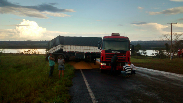 Por pouca a carreta desgovernada não caiu no rio Pardo (Fotos: Cipó)