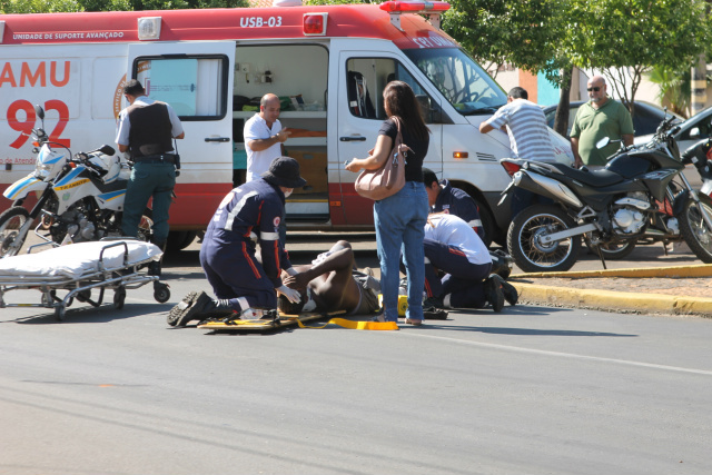 Com o impacto, o motociclista caiu ao solo e sofreu luxação no punho direito (Foto: Jean Souza/Perfil News)
