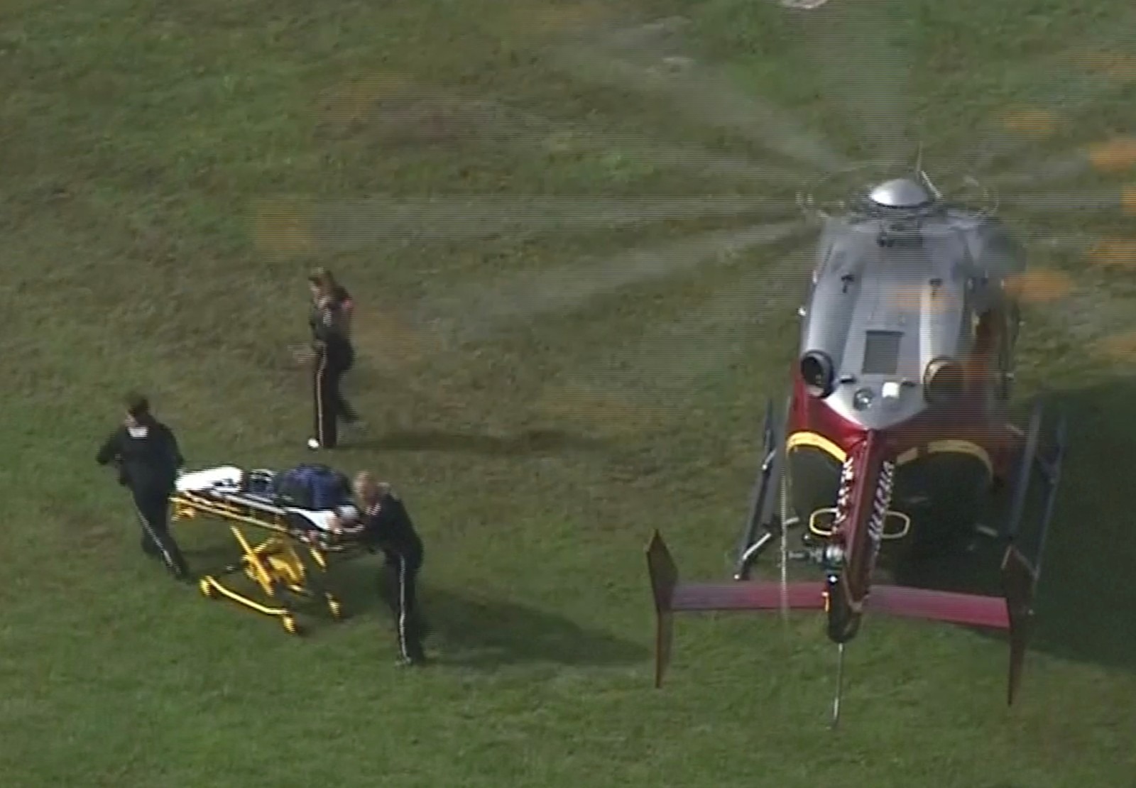 Ataque a tiros em Virginia Beach deixa 12 mortos, incluindo o suspeito Equipe de resgate prepara maca para socorrer feridos de massacre em Virginia Beach, nos EUA — Foto: WAVY-TV/NBC