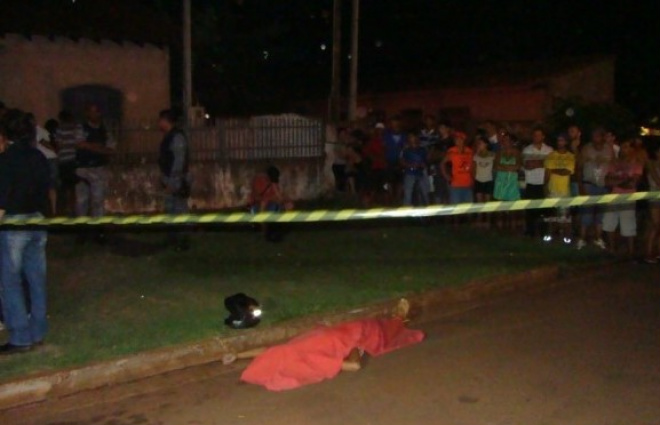 Foto: Osvaldo Duarte/Dourados News
Vítima trafegava de moto quando foi atingida
