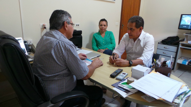 O vereador Jorge Martinho (de branco) durante visita ao diretor de jornalismo do site Perfil News nessa quarta-feira (Foto: Daniela Silis) 