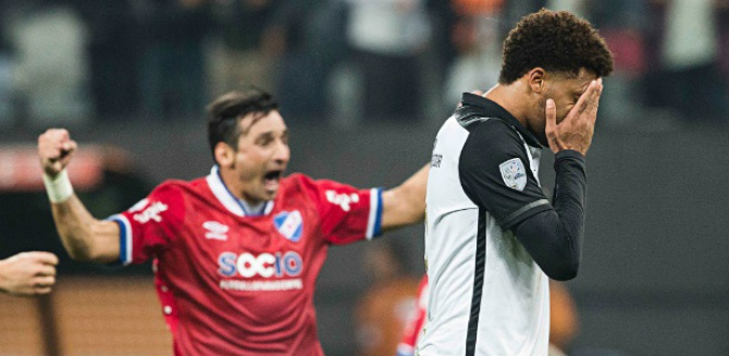 Imaturo, novo Corinthians se perde dentro de casa e sucumbe após desmanche André, contratado para o lugar de Vagner Love, perdeu pênalti decisivo. (Foto: Divulgação)