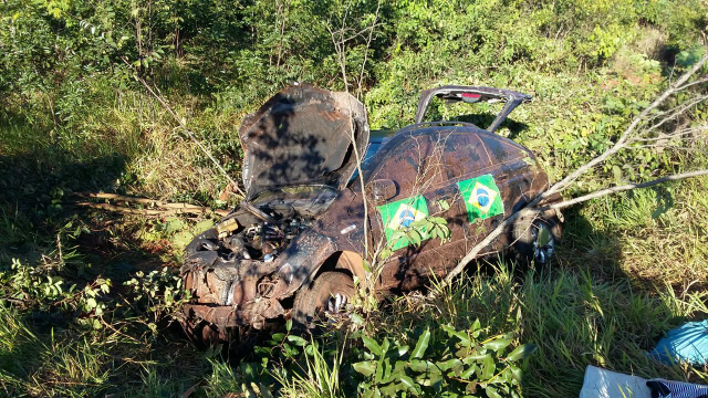 Populares que socorreram as vítimas disseram que devido as circunstâncias do acidente foi um milagre os ocupantes conseguirem sobreviver (Foto: Divulgação/Perfil News)