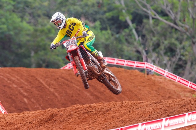 Agora é pra valer! Principais pilotos do motocross nacional estarão neste domingo na pista do ArenaMix Jetro Salazar venceu as classificatórias do MX1 ontem e terá prioridade na escola do gate de largada. Foto: Idário Café/Mundo Press