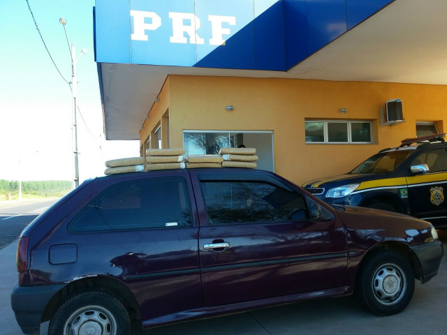 PRF apreende em Três Lagoas 11 kg de maconha que seria comercializada em São Paulo A PRF encontrou os 11 tabletes de maconha dentro do veículo VW/Gol Special (Foto: Assessoria)