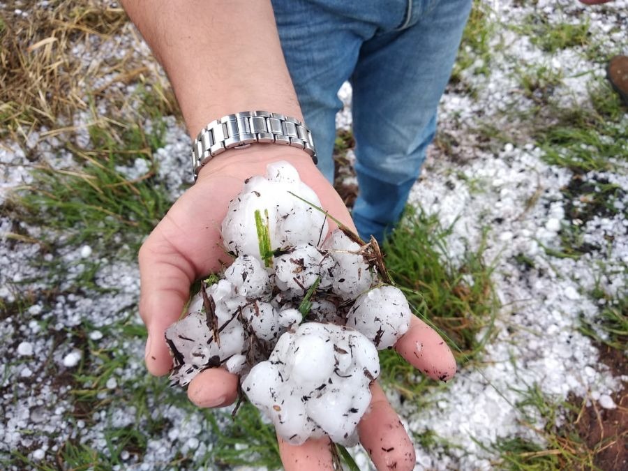 Chuva de granizo causa transtornos e avarias em veículos na MS-080 Grandes pedras de gelo caíram durante tempestade - Foto: Jornal da Nova