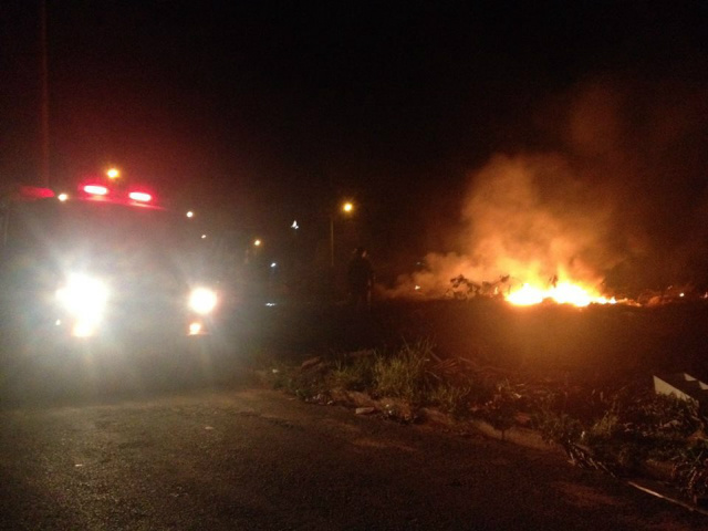 Incêndios em terrenos baldios na Vila Piloto mobilizam o Corpo de Bombeiro de Três Lagoas Galhos secos foram necessários para a combustão do incêndio no terreno baldio. (Foto: Rodolfo Gomes)