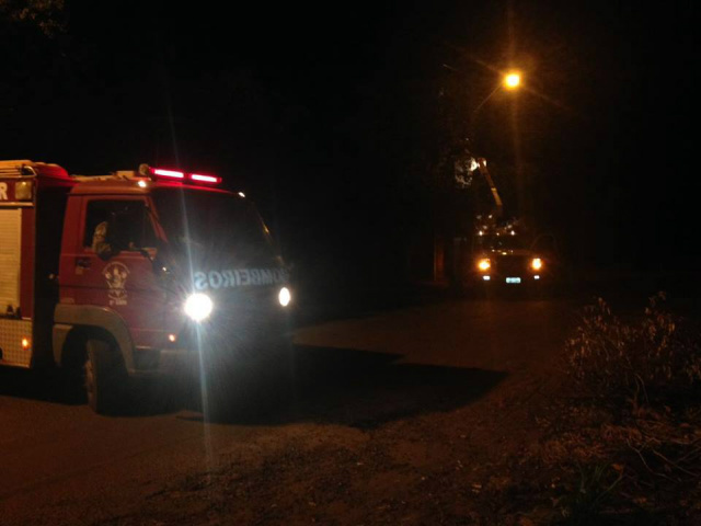 Incêndios em terrenos baldios na Vila Piloto mobilizam o Corpo de Bombeiro de Três Lagoas O fogo atingiu fios de alta tensão que caíram, deixando o local energizado. A Elektro esteve no local para reparar os danos. (Foto: Rodolfo Gomes)