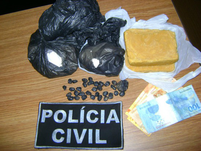 Os investigadores encontraram dois tabletes de pasta base de cocaína, pesando 900 gramas, mais 950 gramas de cocaína refinada (Foto: Policia Civil)