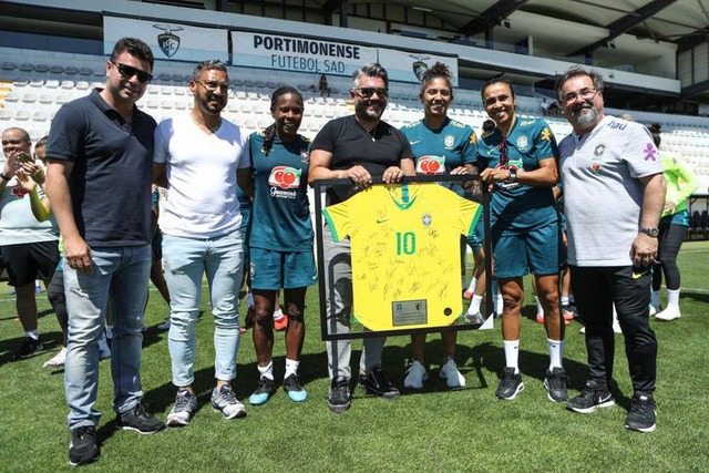Com lesão na coxa esquerda, Marta ainda não treina Delegação brasileira homenageia o Portimonense Sporting Clube - Divulgação CBF