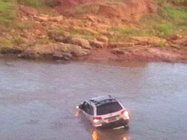Homem foge da polícia e cai em córrego em Paranaíba Carro com 240 quilos de maconha cai em córrego no município de Paranaíba
Foto: Divulgação/PRE