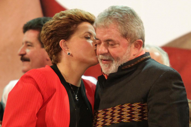 Na foto, a nova presidente beija a face do atual presidente
Foto: Divulgação