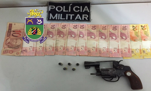Homem é preso por porte ilegal de arma de fogo em Água Clara Objetos apreendidos durante policiamento ostensivo em Água Clara (Foto: Assessoria)