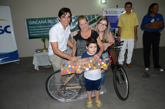 Aluno que foi premiado com uma bicicleta por ser um dos que arrecadaram materiais recicláveis na Gincana de Recicláveis 2016 (Foto: Assessoria)