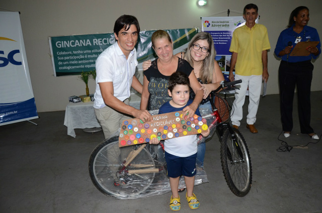 Meio Ambiente premia alunos da Escola SESC, vencedores da Gincana de Recicláveis Aluno que foi premiado com uma bicicleta por ser um dos que arrecadaram materiais recicláveis na Gincana de Recicláveis 2016 (Foto: Assessoria)