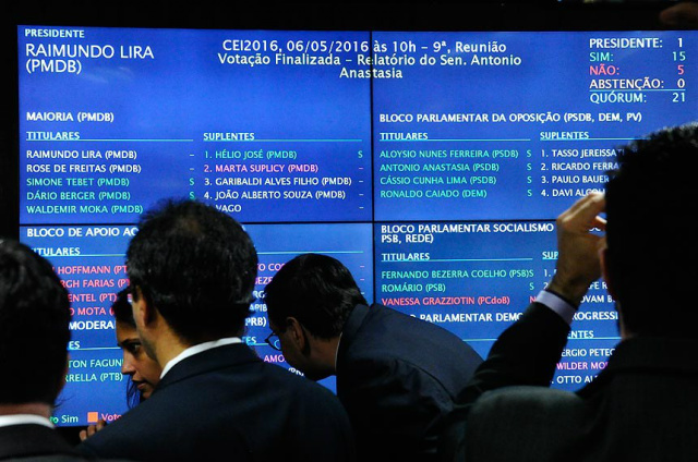 Processo de impeachment é aceito pela Comissão Especial e denúncia segue para Plenário Placar eletrônico da sala da Comissão de Constituição, Justiça e Cidadania, onde ocorreu a votação (Foto: Marcos Oliveira/Agência Senado)