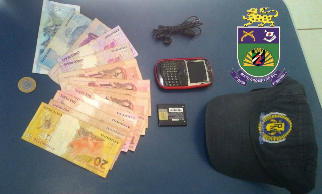 Jovem é preso por jogar celular por cima de muro de Colônia Penal Objetos apreendidos com jovem que tentou levar um acelular para dentro da Colônia Penal Industrial Paracelso de Lima Vieira Jesus (Foto: Assessoria)
