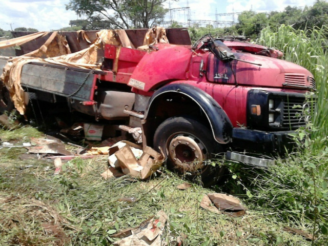 Com a violência do acidente, o caminhão ficou sobre o corpo da vítima que morreu no local, preso às ferragens (Foto: 3ºSGB)