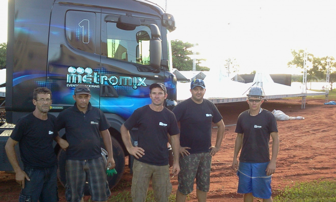 Cerca de vinte profissionais vieram de Florianópolis para montar a estrutura na circular da Lagoa Maior (Foto: Ricardo Ojeda) 