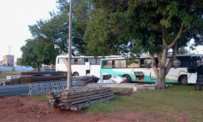 Dois ônibus e três carretas foram utilizados para transportar a estrutura que veio da capital catarinense (Foto: Ricardo Ojeda)