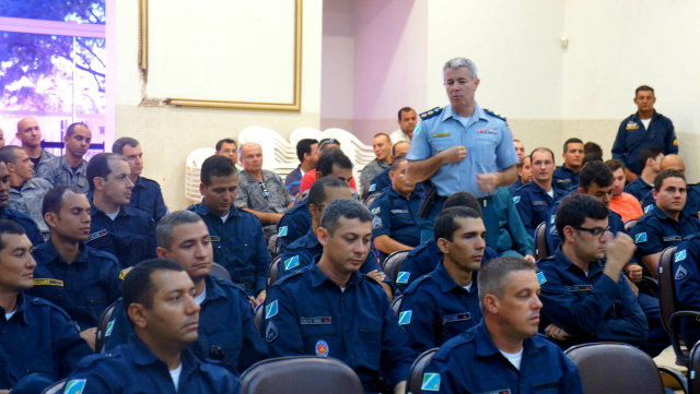 Os policiais militares junto ao Comandante Tenente Coronel José Aparecido Moraes em formatura (Foto: Assessoria)