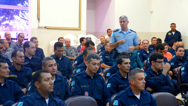 Comandante do 2º BPM recepciona nova turma de Cabos PMs Os policiais militares junto ao Comandante Tenente Coronel José Aparecido Moraes em formatura (Foto: Assessoria)